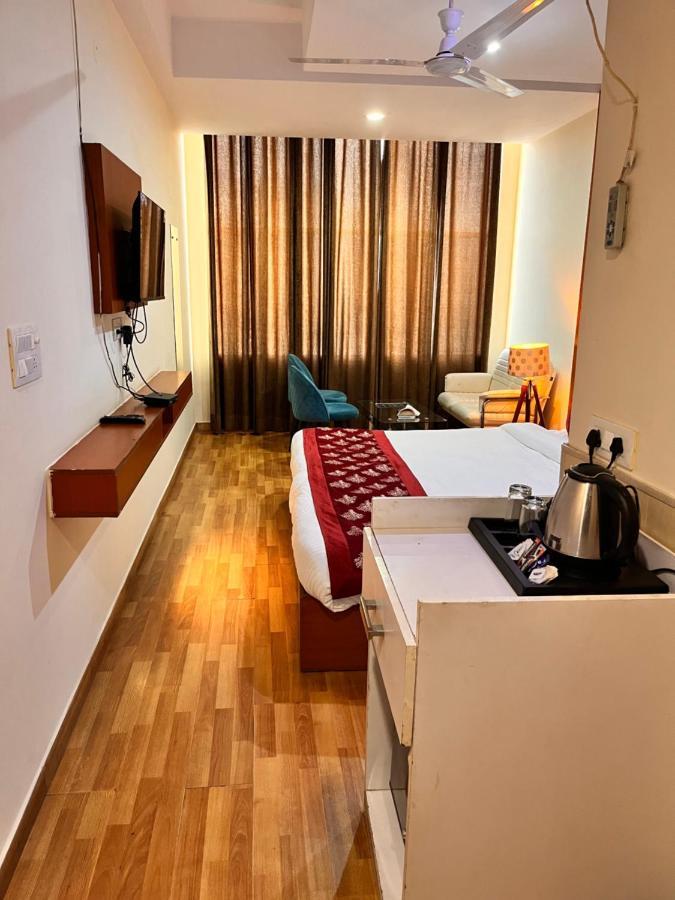 Отель Oyster Pearl I Near Medanta Hospital I Sec-39 I Гургаон Экстерьер фото