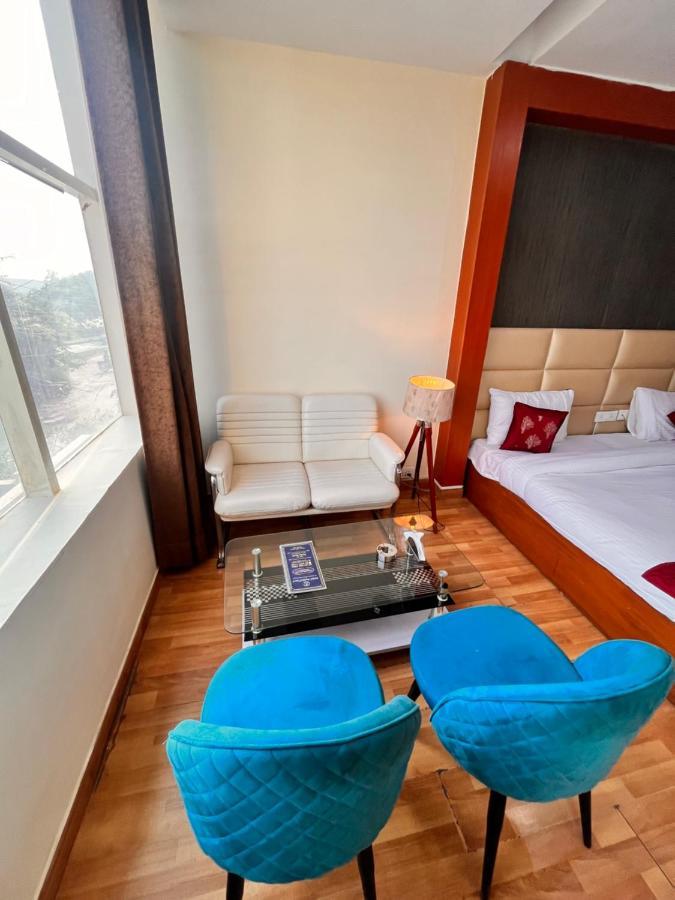 Отель Oyster Pearl I Near Medanta Hospital I Sec-39 I Гургаон Экстерьер фото