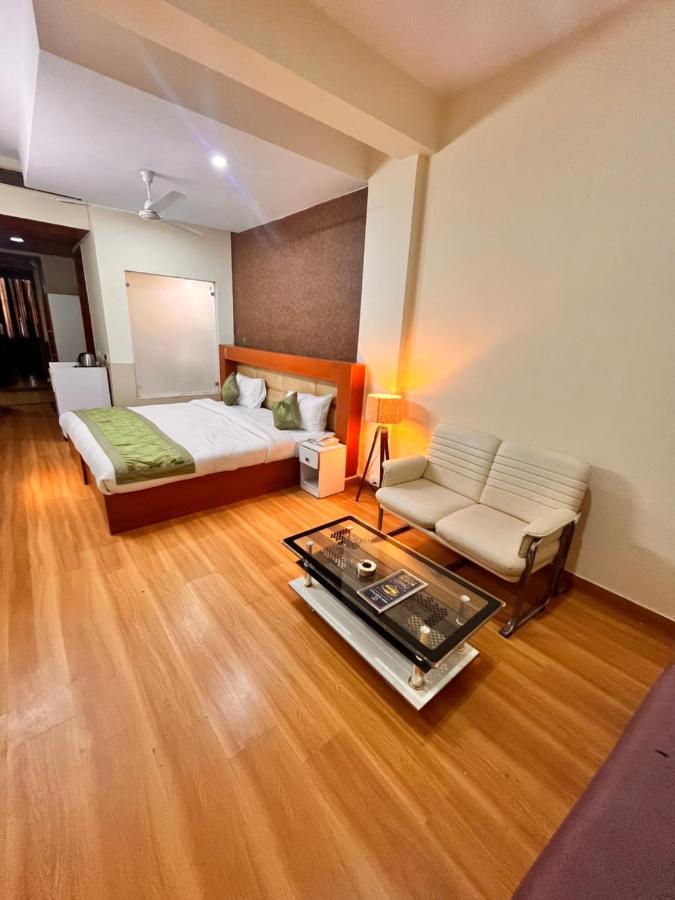 Отель Oyster Pearl I Near Medanta Hospital I Sec-39 I Гургаон Экстерьер фото