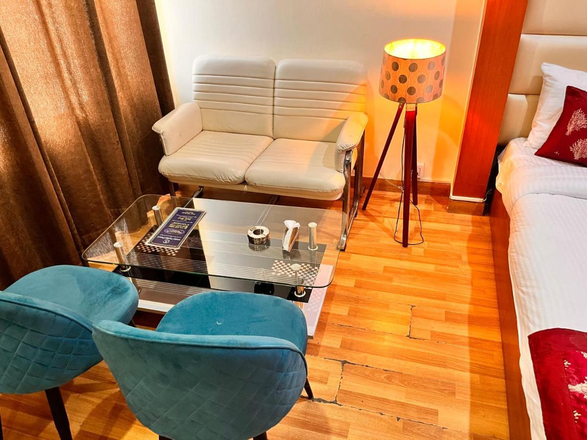 Отель Oyster Pearl I Near Medanta Hospital I Sec-39 I Гургаон Экстерьер фото