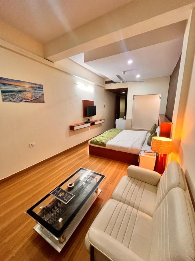 Отель Oyster Pearl I Near Medanta Hospital I Sec-39 I Гургаон Экстерьер фото