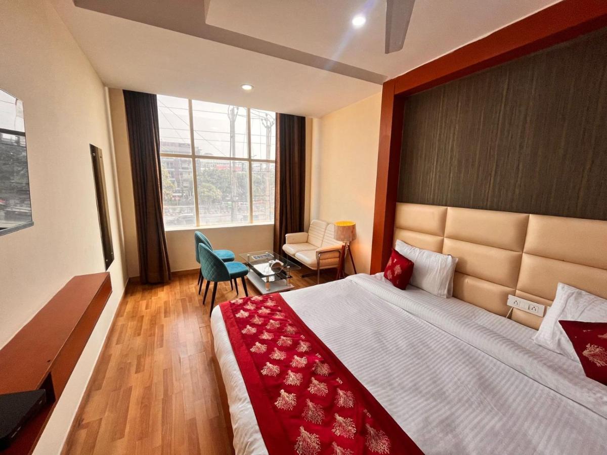 Отель Oyster Pearl I Near Medanta Hospital I Sec-39 I Гургаон Экстерьер фото