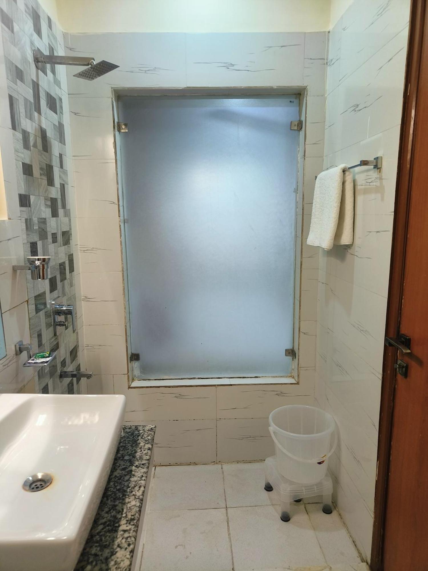 Отель Oyster Pearl I Near Medanta Hospital I Sec-39 I Гургаон Экстерьер фото