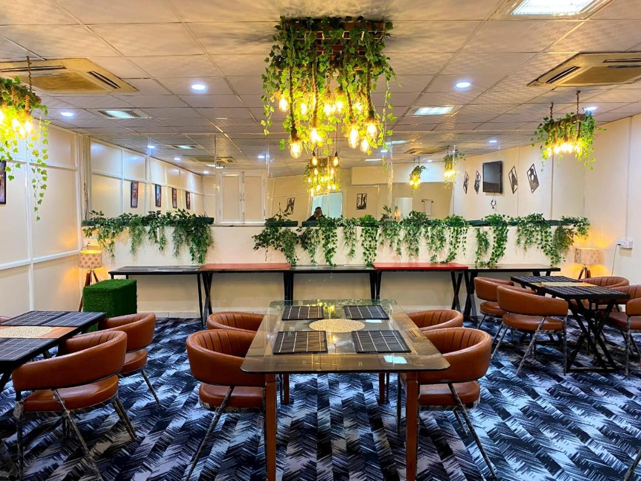 Отель Oyster Pearl I Near Medanta Hospital I Sec-39 I Гургаон Экстерьер фото