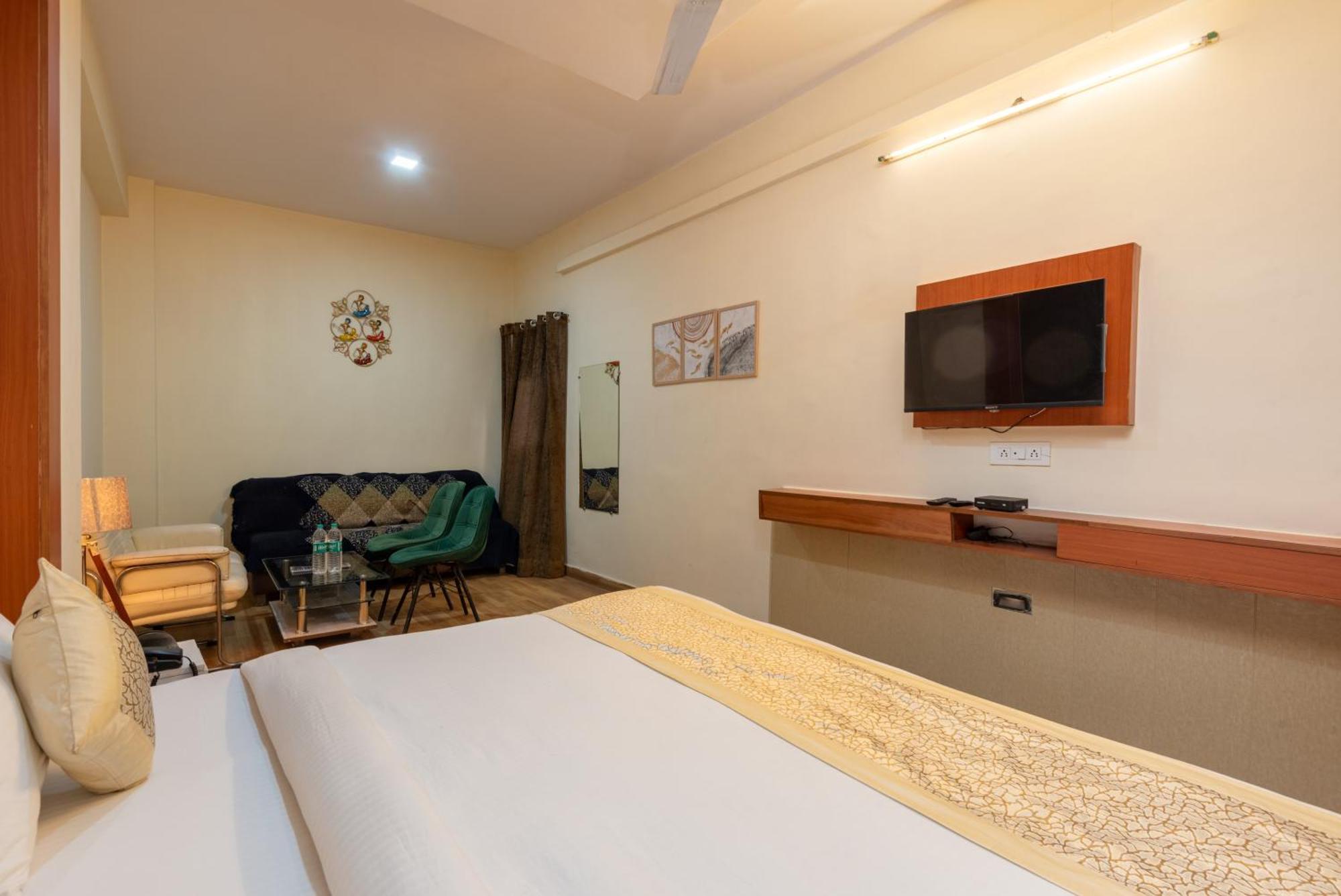 Отель Oyster Pearl I Near Medanta Hospital I Sec-39 I Гургаон Экстерьер фото