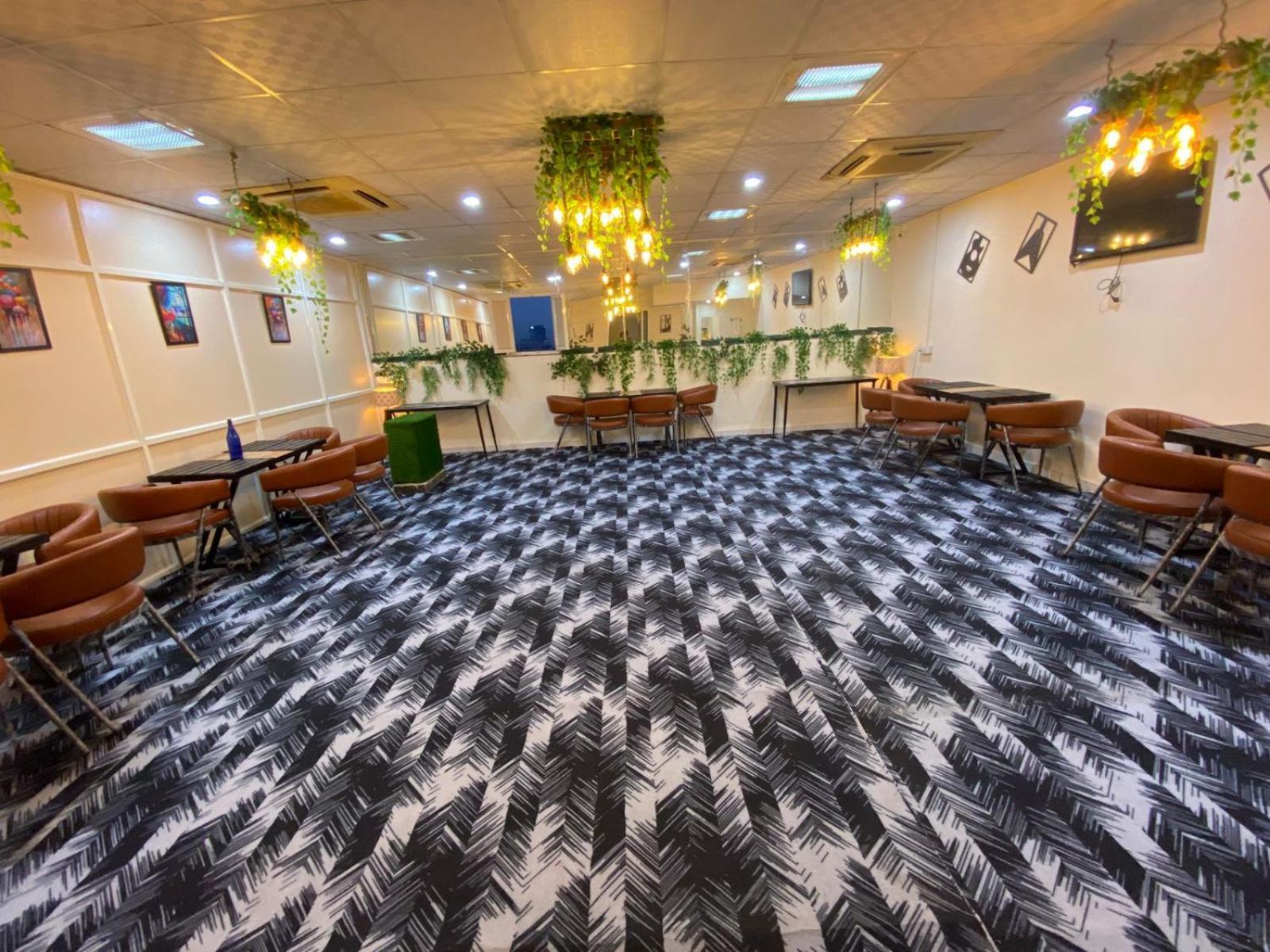 Отель Oyster Pearl I Near Medanta Hospital I Sec-39 I Гургаон Экстерьер фото