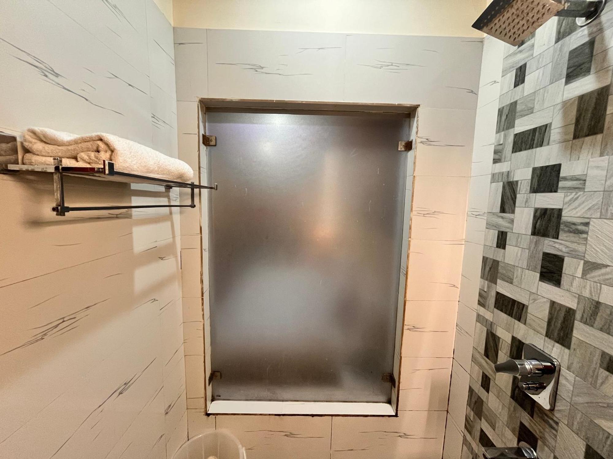Отель Oyster Pearl I Near Medanta Hospital I Sec-39 I Гургаон Экстерьер фото