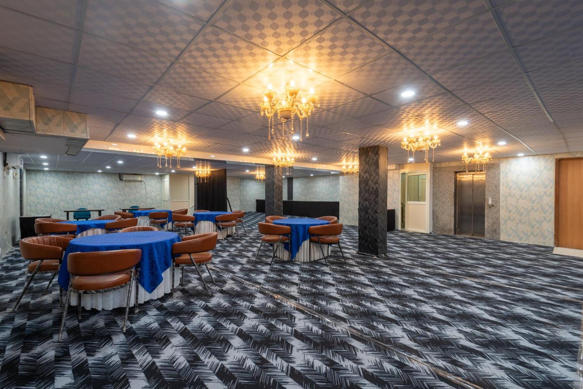 Отель Oyster Pearl I Near Medanta Hospital I Sec-39 I Гургаон Экстерьер фото
